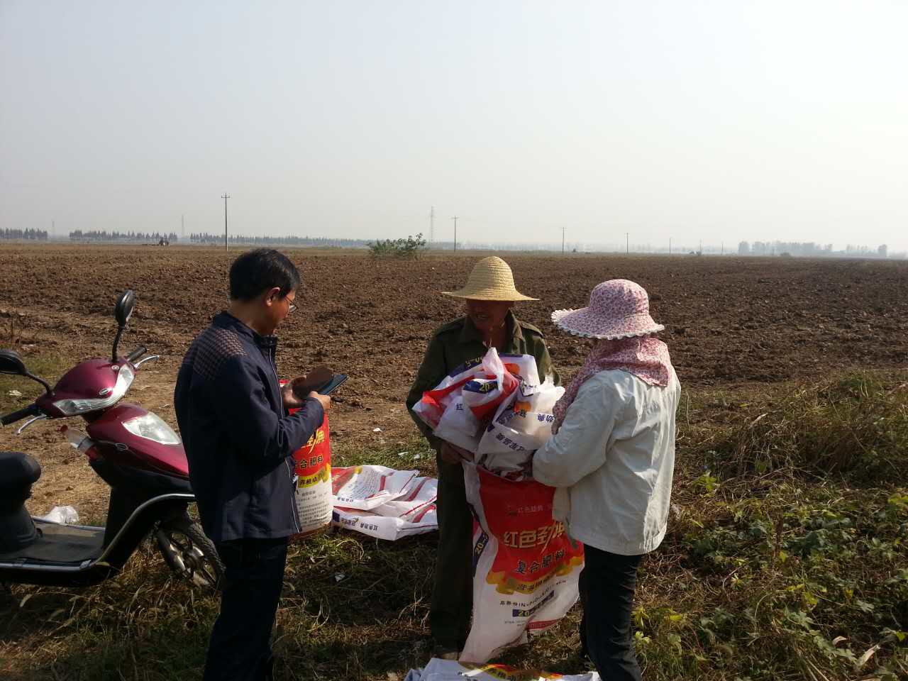 经销商正在为老张算一亩香蕉视频APP黄片用了多少肥料