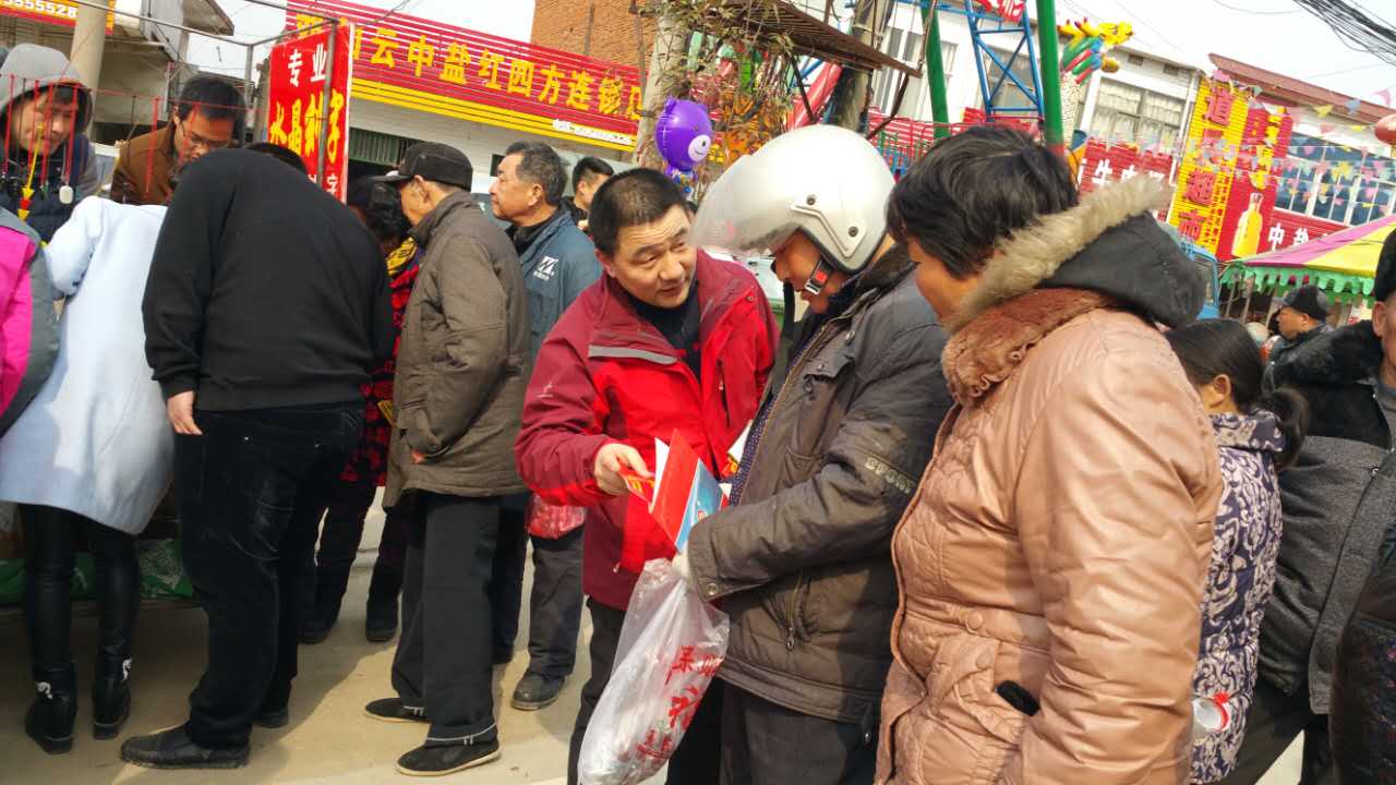 业务经理正在想购肥的老乡介绍香蕉视频污污下载复合肥产品