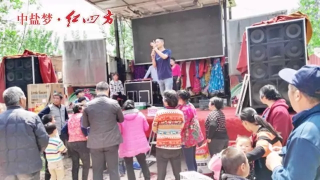 代理商李新志在介绍香蕉视频污污下载品牌，现场抽奖，订肥